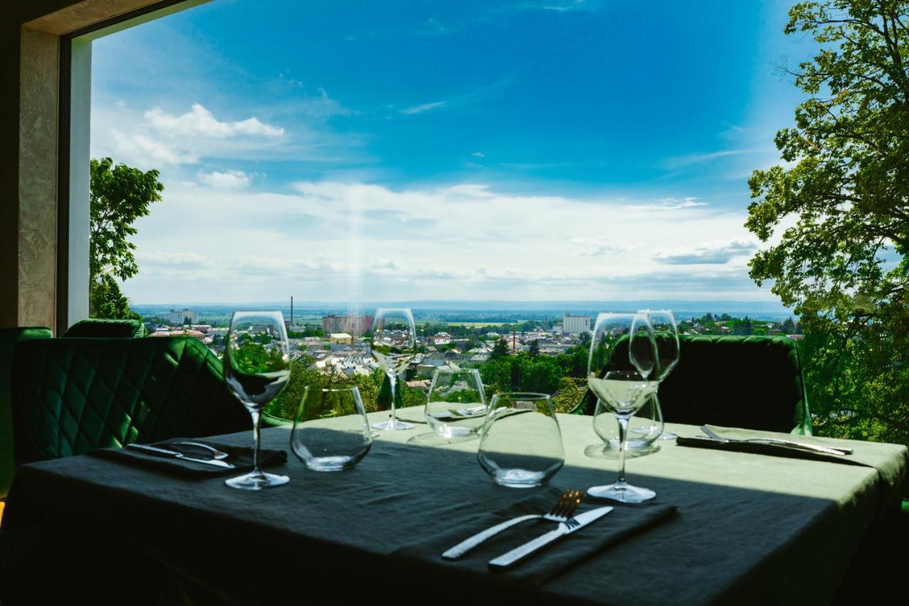 Restaurant & Pension U Hradu Šternberk 外观 照片